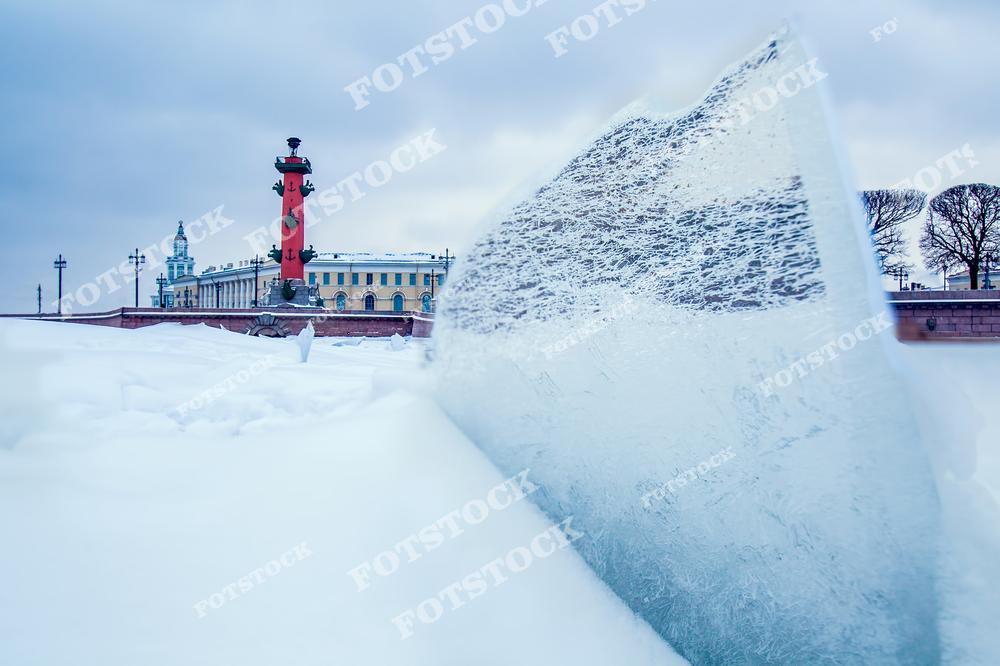 Фотография зимнего Санкт-Петербурга с панорамным видом на Васильевский остров и Стрелку, где расположены знаменитые Ростральные колонны. Снежный покров, река Нева и историческая архитектура центрального района создают атмосферу спокойного зимнего города. Панорамный ракурс позволяет увидеть масштаб города, красоту набережных и уникальное сочетание природы и архитектуры Петербурга. Этот кадр идеально подходит для туристических публикаций, зимних коллекций фотографий, постеров и интерьерного оформления, передавая атмосферу северной столицы России.